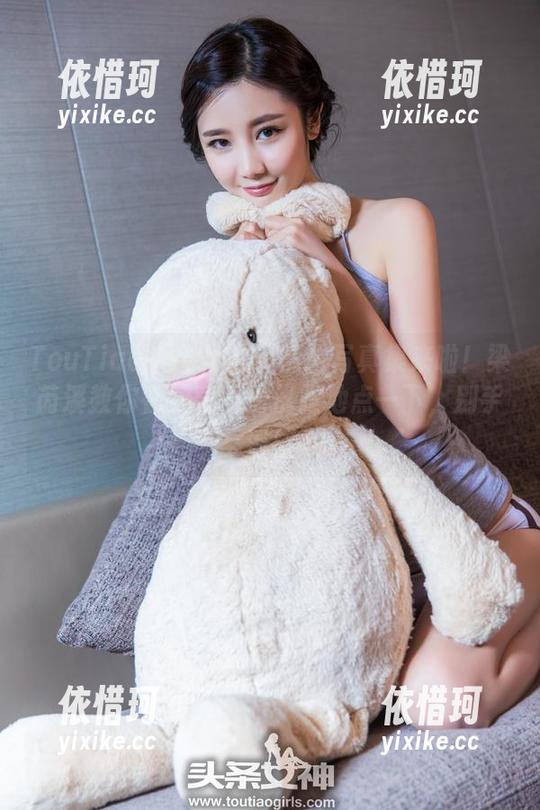 TouTiao头条女神 - 黑白写真集来啦！梁芮溪教你在下载时最优雅地点一下，别手滑！
