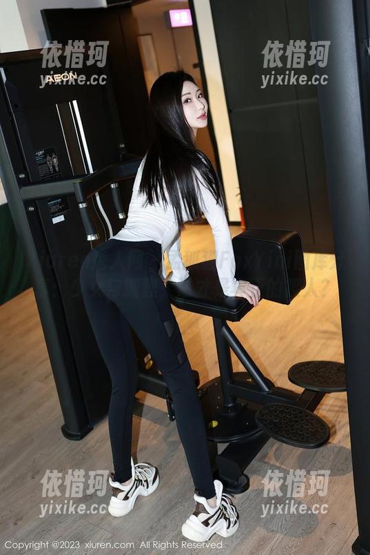 Xiuren秀人网 - 孟狐狸FoxYini图库分享：少女与狐狸，谁才是真正的撩人？