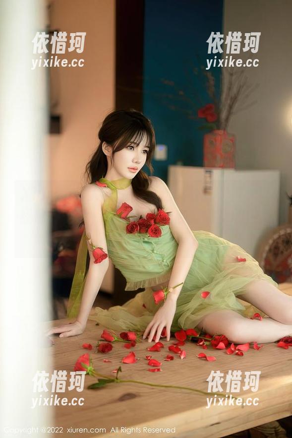 Xiuren秀人网 - 小逗逗捣鼓新花样：在线秘书图片，绝对不只是敲打键盘的效果哦！