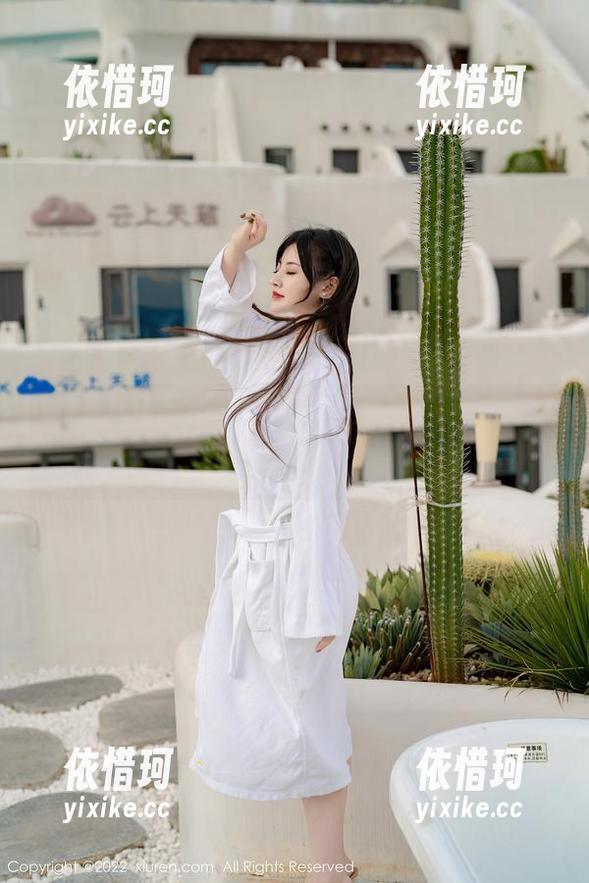 Xiuren秀人网 - 麻吉小兔子在泳池，那份全套泳装的干净利落，让人心里痒痒的