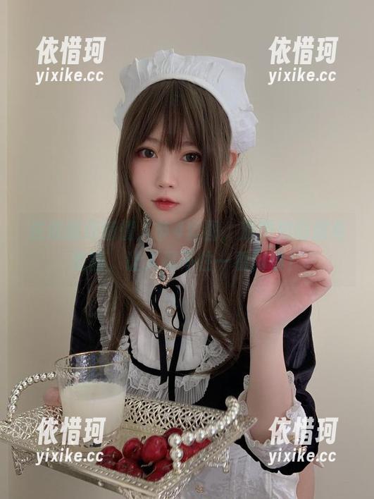 依依超级懒情人节4套图，原图拍得超有氛围，让人忍不住一看再看！