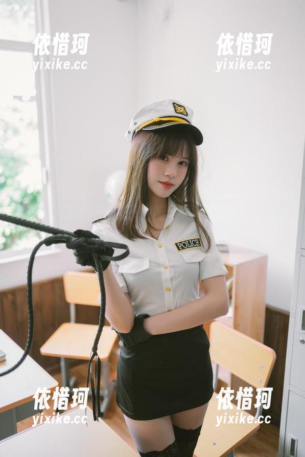 户外？千反田鹿子的高清写真集，草丛里的那些小秘密，嘿嘿…