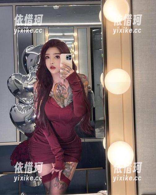 微密圈 - 奈斯希希vs.高清眼镜，图片中似乎在比谁更吸引人，难以抉择～