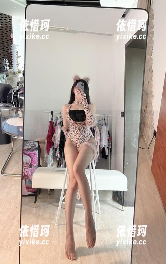 微密圈 - 带你看小玉吃果冻的私房写真：清纯脸蛋想当巨无霸的助攻，结果竟然成了副本