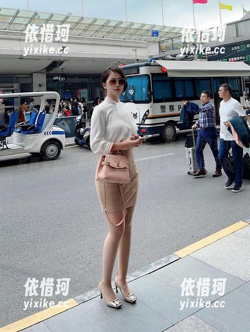 微密圈 - يام推了把椅子，张老师的女仆写真更新：应该怎么形容那气氛，反正就是很特别！