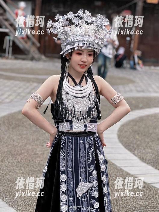 双面奶牛的高清写真，御子Yumiko在镜头前的随性与“反叛”