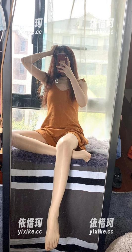 微密圈 - 看，提袜少女的红裙写真，味道正好