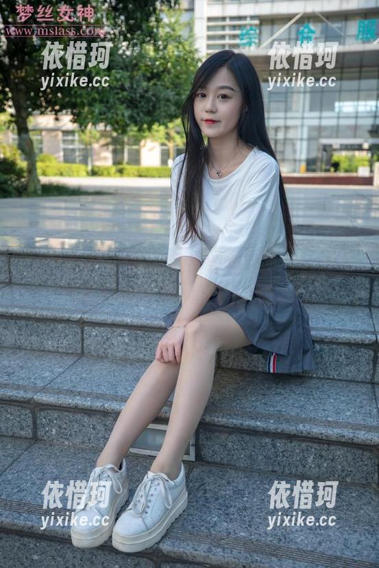 梦丝女神 - 看玥玥的职业装写真，私房的气息一袭而来，心里小鹿乱撞。