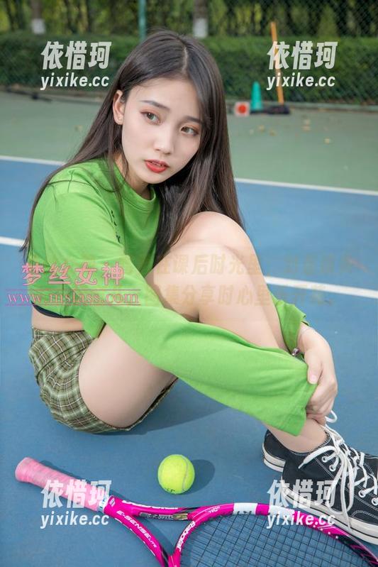 梦丝女神 - 雪馨在课后时光里，对着镜头的小玩意儿，图集分享时心里乐开花。