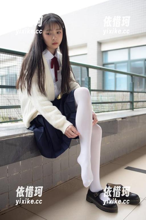 森萝财团 - 小梓的运动套图，越看越觉得这是什么神奇的画面，加油吧，天上飞的她！