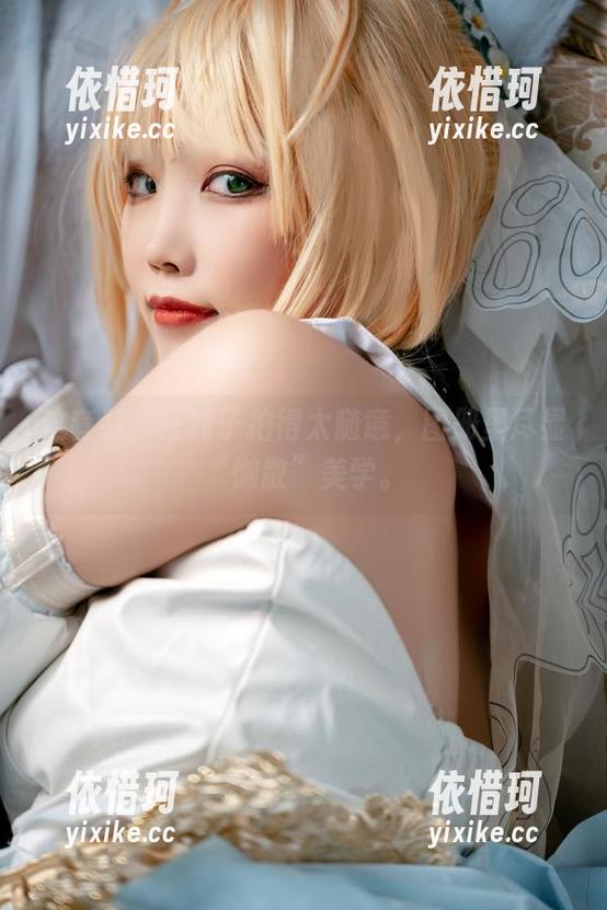 这套装，汪知子拍得太随意，图册里尽显“懒散”美学。