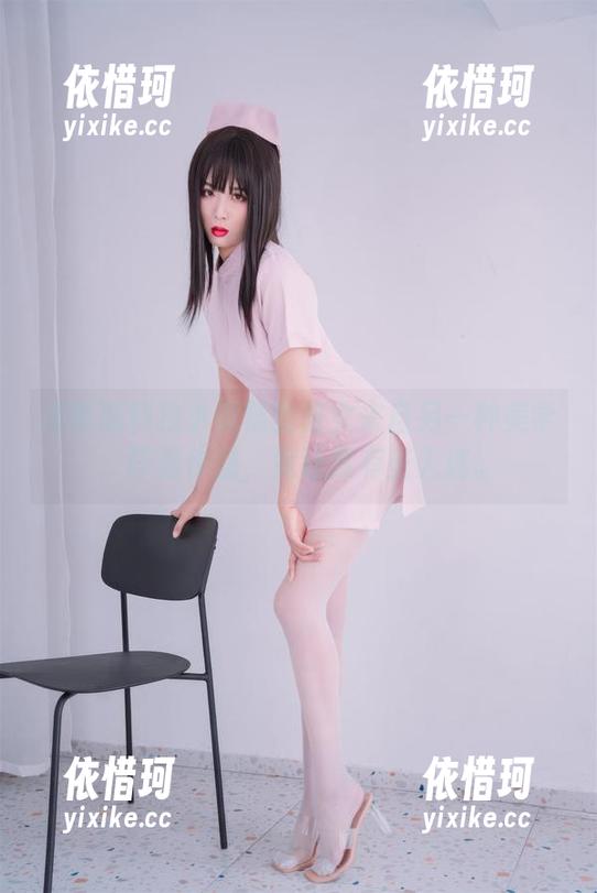 海克斯科技小蛋糕的修女来自另一种美学，盯着作品，竟让我有些入迷。