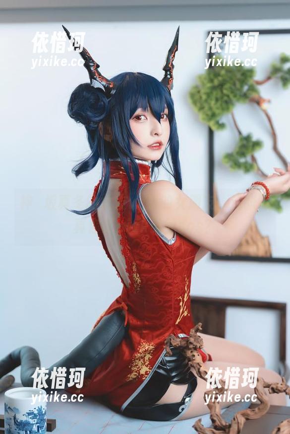 神楽坂真冬的女友vs我的女朋友，这张写真你更pick谁的cos？