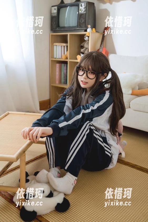 神沢永莉的最新写真集，油光闪闪，看得我眼馋呢