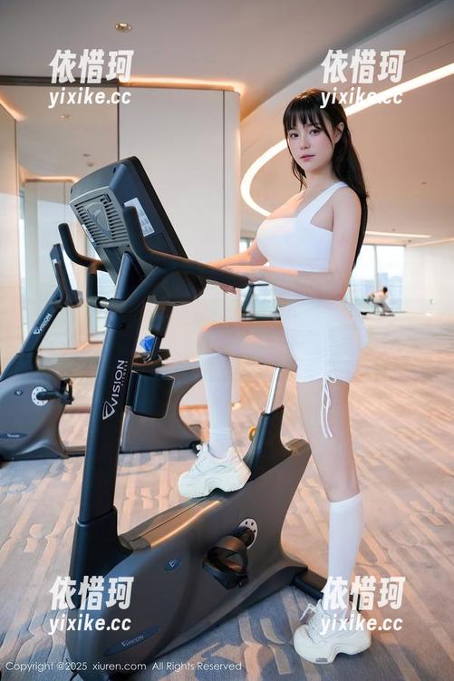 秀人网 - 美七mia制服合集：谁能拒绝这些神仙搭配呢？