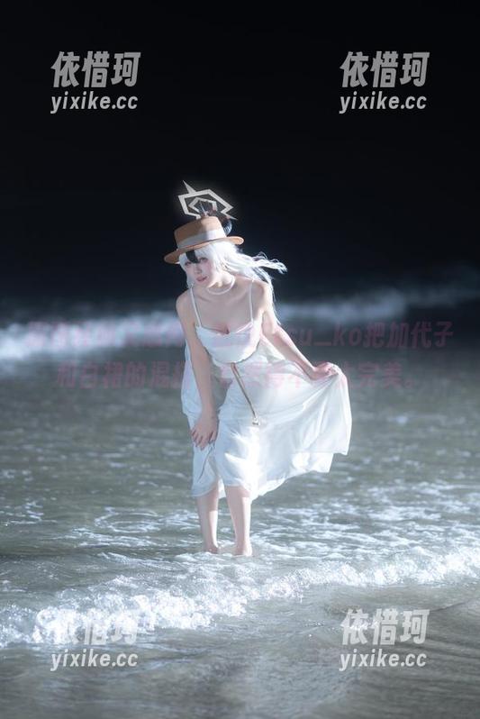 原图经典又悠闲，纸悦Etsu_ko把加代子和白裙的混搭，自然得不要太完美。