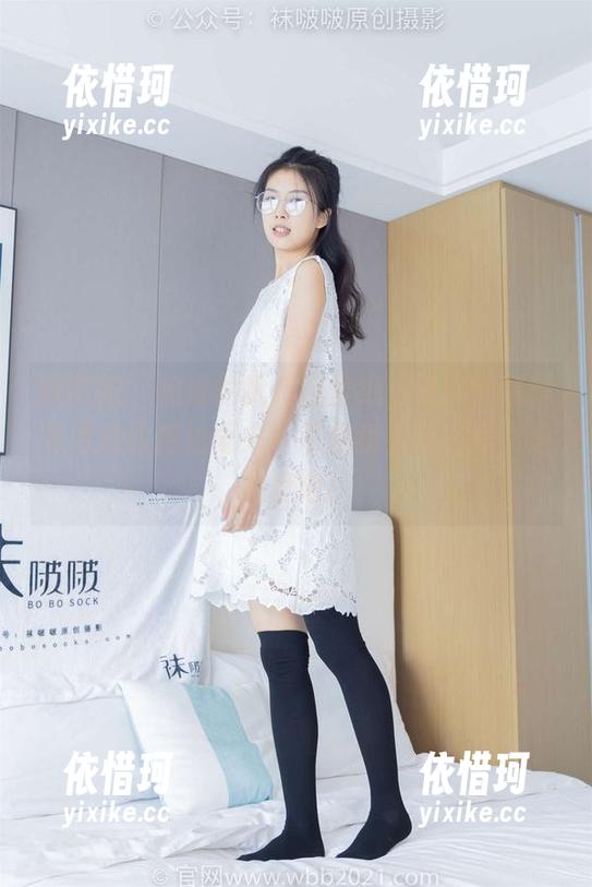 袜啵啵 - 奶油的帆布鞋壁纸，等我搞清楚这灵动的拍法再来！不是我看的问题，是角度吧！