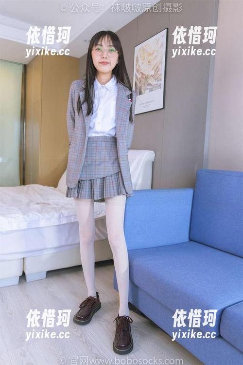 袜啵啵 - 分享这组美图，果果的OL制服，办公室也是个秀场！