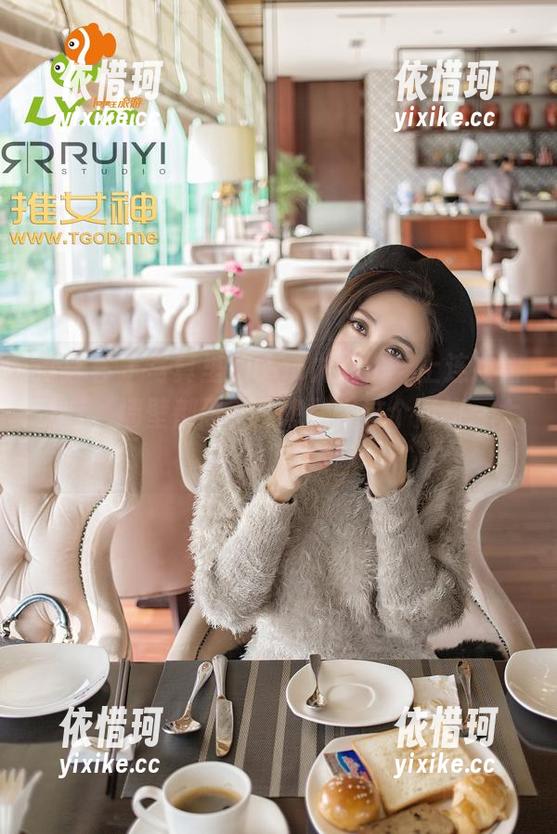 青豆客 - 写真里的Una尤娜，穿上连衣裙之后，墙壁都忍不住想融入这个风格，太有氛围了！