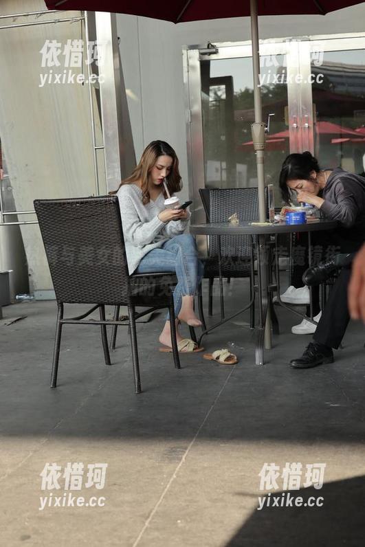 热裤与美女的完美组合，欢迎领走魔镜街拍的免费作品！