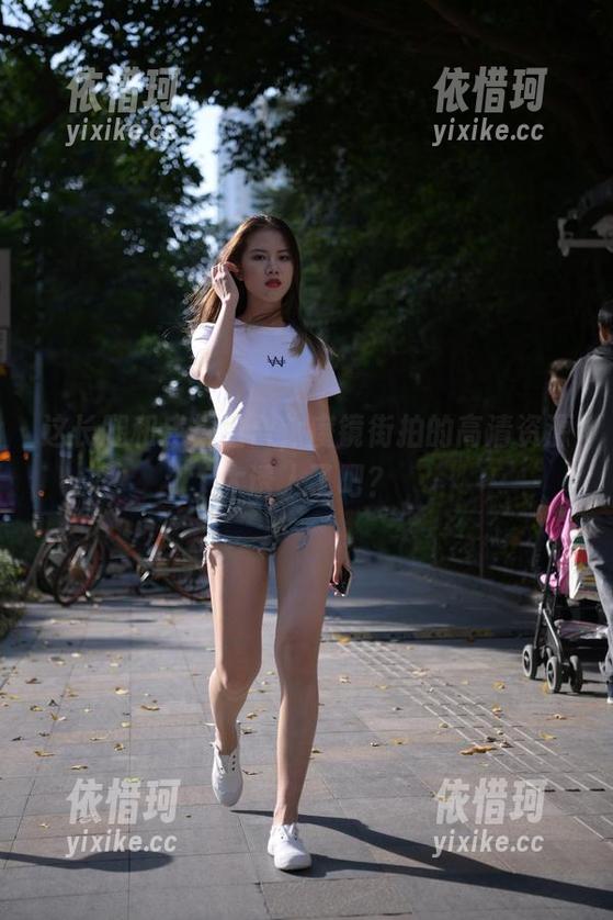 这长腿和皮裙组合，魔镜街拍的高清资源太诱人了吧？