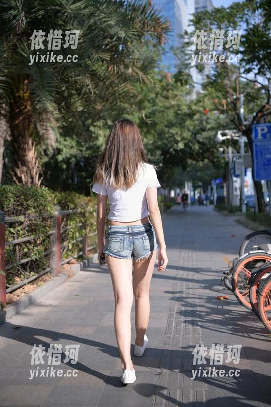 魔镜街拍之原图：这位紧身裤女神的摄影师太会玩！